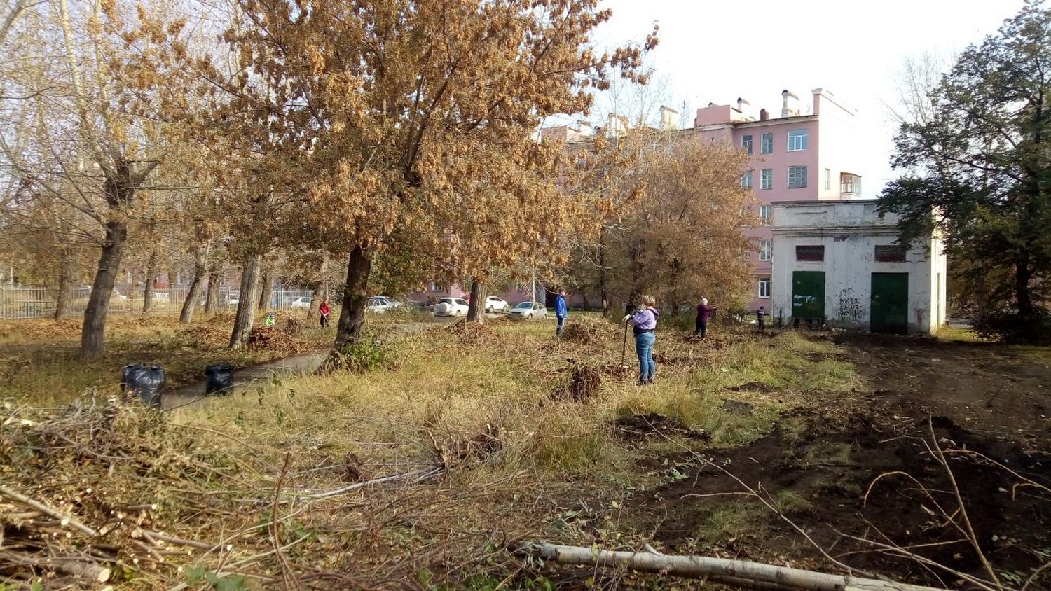 Депутат из Каменска-Уральского вместе c единомышленниками провел субботник около фонтана «Слоненок»