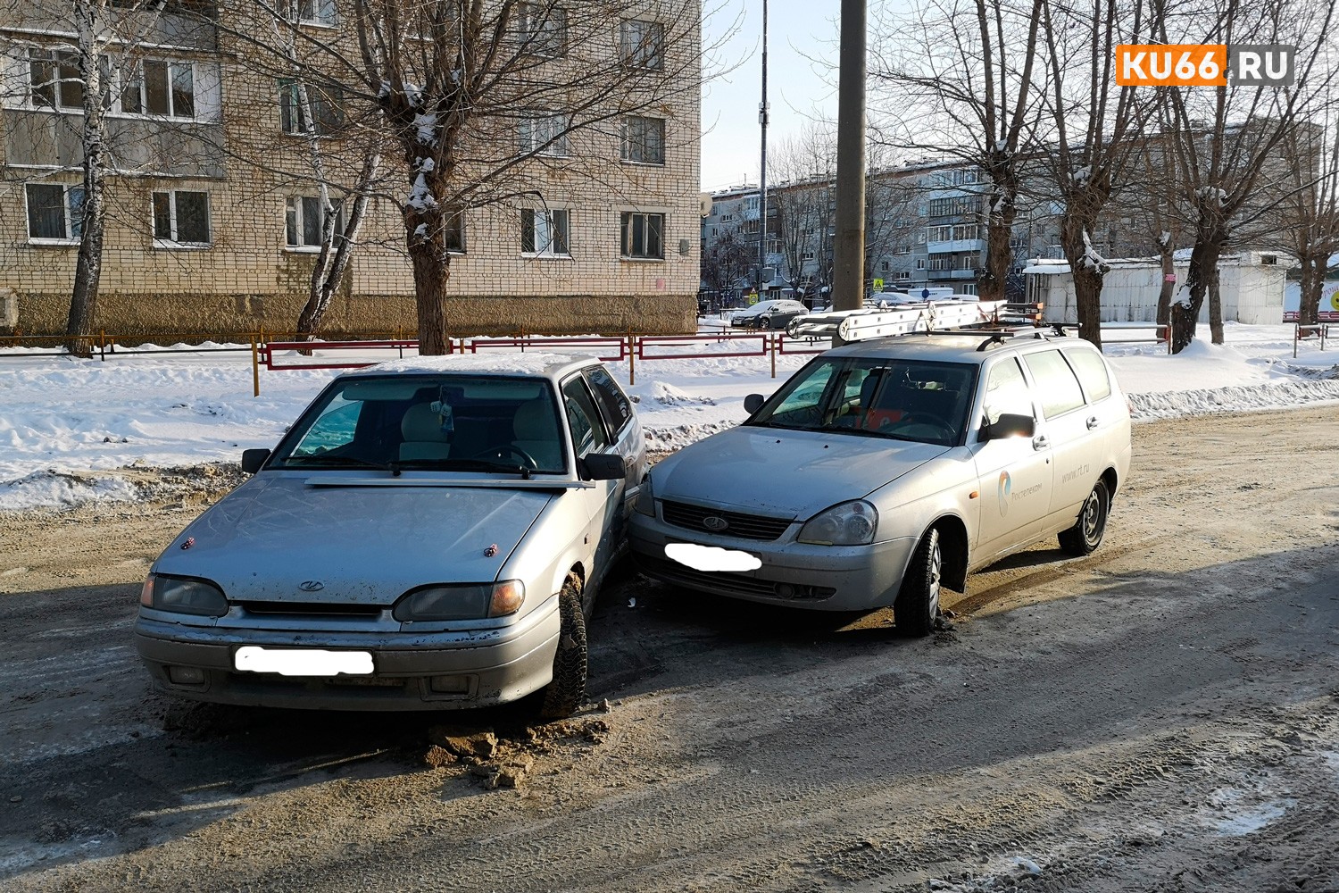 Решил обогнать и поплатился. На ул. Парковая в Каменске-Уральском столкнулись отечественные легковушки. Пострадало «железо»