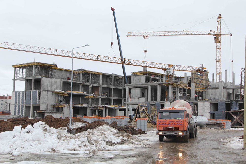 Чиновники Каменска-Уральского свозили журналистов к строящейся на Южном школе, чтобы наглядно показать, как там все хорошо и «в графике»