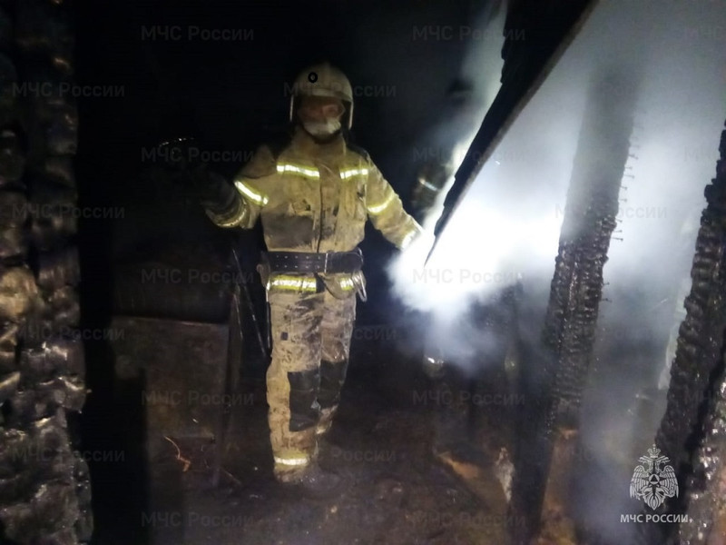 В деревне под Каменском-Уральским сгорел сарай