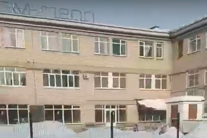 «Можно споткнуться и выпасть на проезжую часть, снег тупо скидали на тротуар». По дублеру ул. Лермонтова в Каменске люди ходят и рискуют