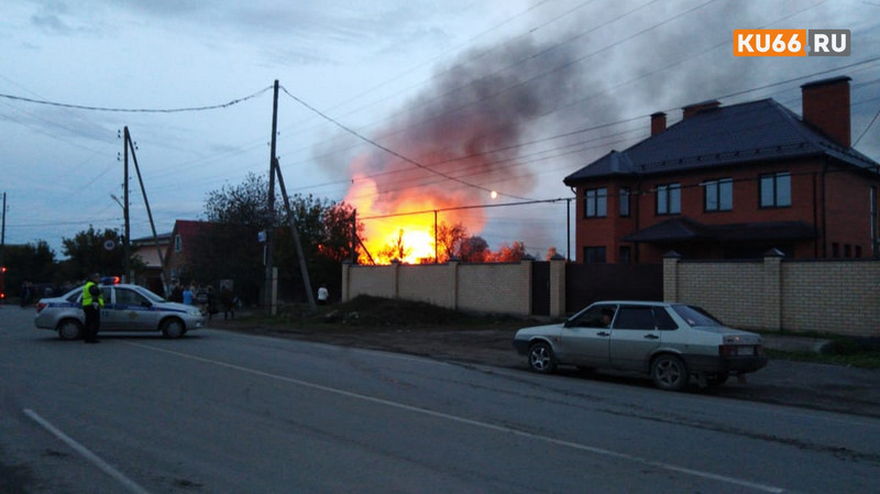 «Запах стоял ужасный». Из-за пожара в сарае на ул. Красных Орлов в Каменске-Уральском спасатели эвакуировали людей из жилого дома