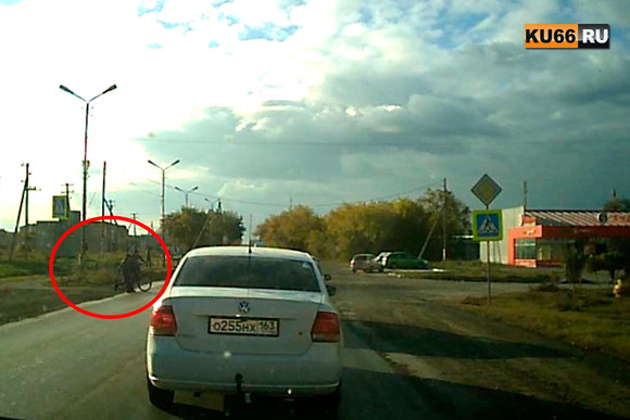 В Каменске-Уральском автохам из Самары так спешил по своим делам, что чуть не сбил детей на пешеходном переходе. ВИДЕО