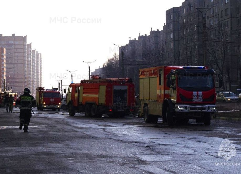 К ТРЦ «Мадагаскар» в Чебоксарах приехали десятки машин МЧС | К чебоксарскому ТРЦ приехали десятки машин экстренных служб