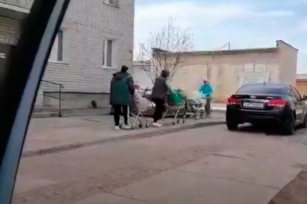 «Там протухшая курица и прочее». Работники нового «Магнита» по пр. Победы в Каменске-Уральском выносят отходы на мусорку во дворе дома