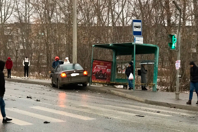 Подробности Дня жестянщика в городе и за пределами: «массовый замес» на ул. Лермонтова и перегородивший трассу автобус из Каменска