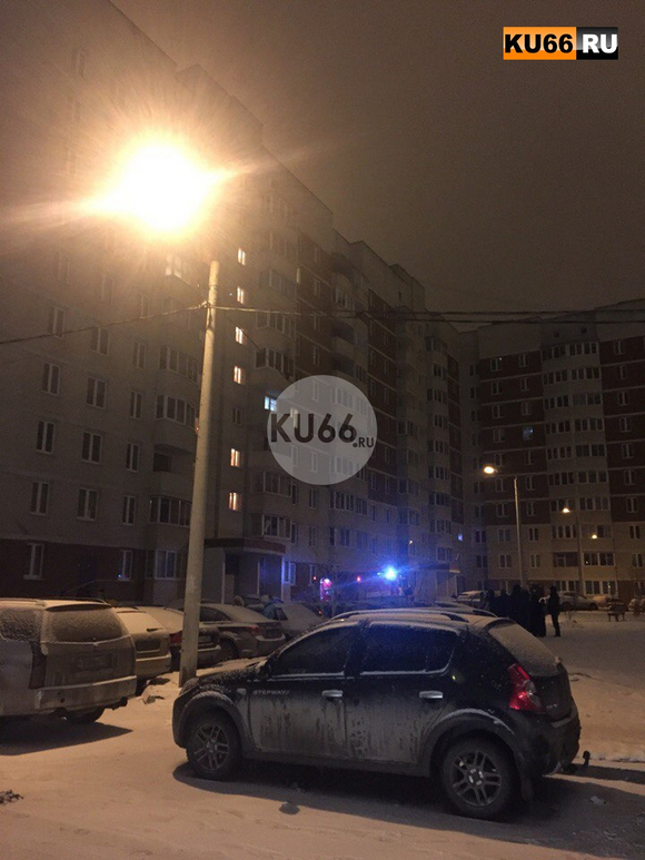 Глубокой ночью в Каменске-Уральском полыхнула квартира в десятиэтажке – из огня спасатели вытащили двоих человек: взрослого и ребенка. ВИДЕО Глубокой ночью в Каменске-Уральском полыхнула квартира в десятиэтажке – из огня спасатели вытащили двоих человек: взрослого и ребенка. ВИДЕО