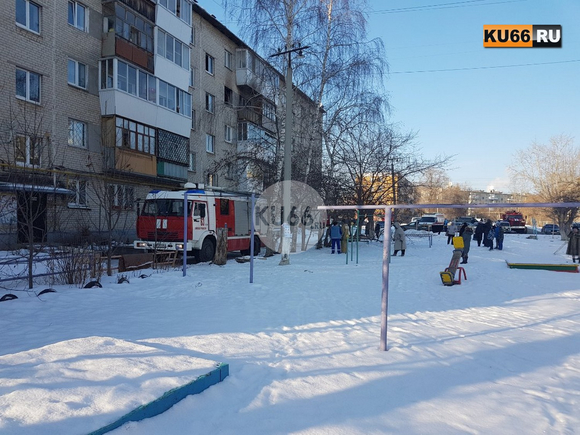Пожар вспыхнул в пятиэтажке по ул. Кирова в Каменске-Уральском. Очевидец: «Парень в одних трусах и босиком выбежал из квартиры...». ВИДЕО