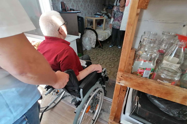 Инвалид-колясочник из Каменска-Уральского много лет не мог выехать на балкон из-за размеров двери. На днях проблему устранили!