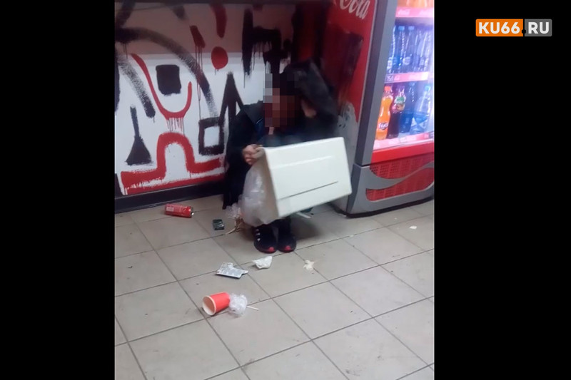 На ларек с шаурмой ночью в Каменске-Уральском совершено странное нападение: парень кричал, пытался залезть на стойку, а потом забился в угол