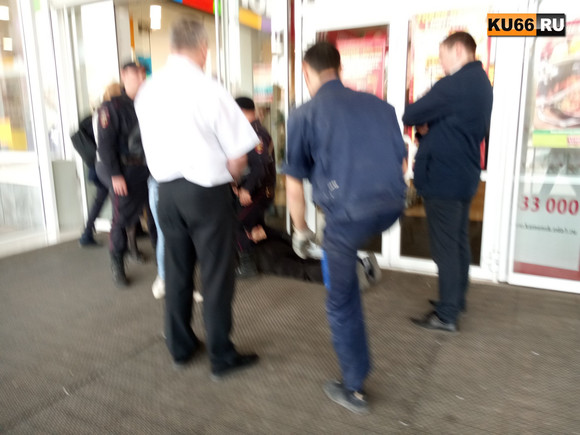 «Сопротивлялся и кричал»: в торговом центре в Каменске задержали бомжа — тот разбил витрину, но, судя по всему, украсть ничего не успел