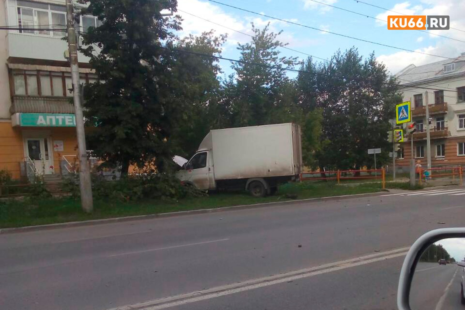 Казалось бы, ничего не предвещало... В Каменске-Уральском «АФ3717» протаранила встречную легковушку и выскочила за бордюр. ВИДЕО