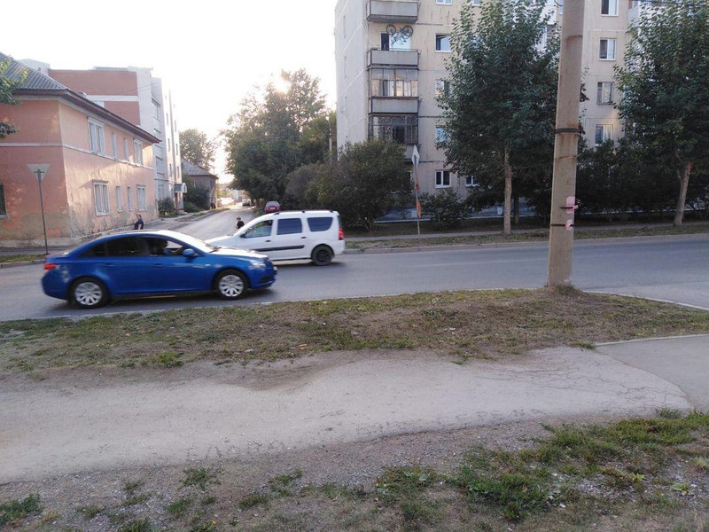 Проезжая часть улицы Парковой в Каменске-Уральском стала похожа на «взлетную полосу». Здесь почти нет пешеходников — люди вздрагивают! Проезжая часть улицы Парковой в Каменске-Уральском стала похожа на «взлетную полосу». Здесь почти нет пешеходников — люди вздрагивают!