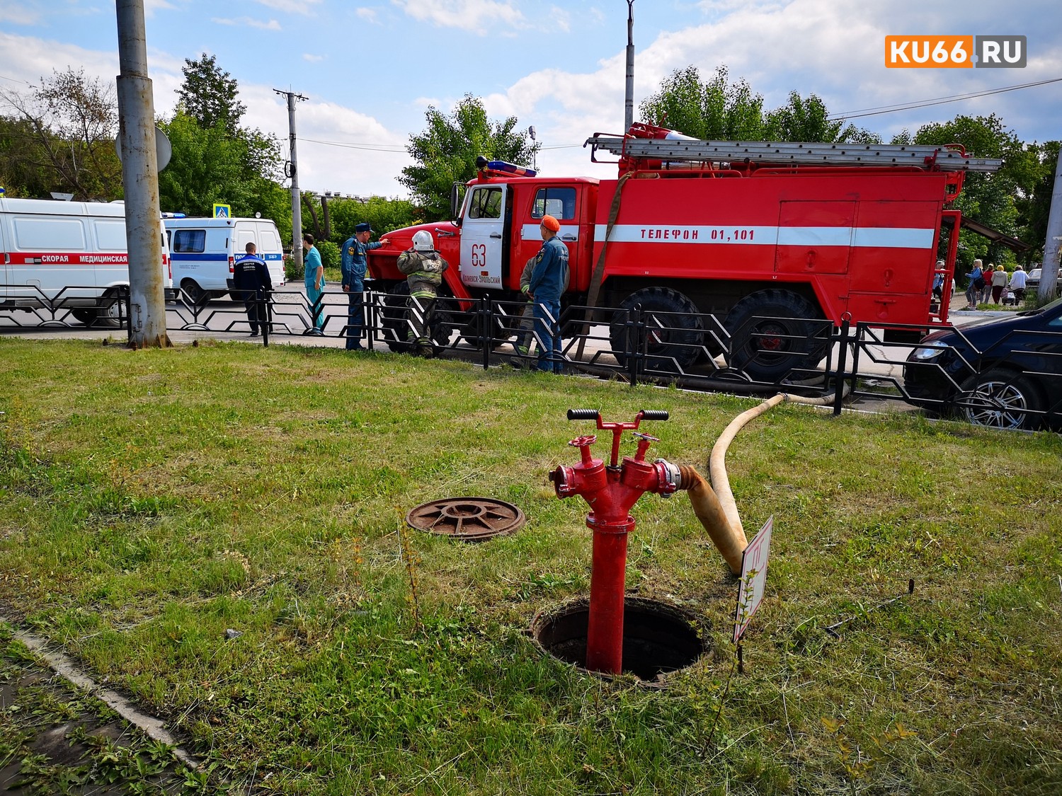 У ДКЦ собрались все спецслужбы. В Каменске-Уральском полиция и спасатели отрабатывают поиск бомбы и разминирование территории У ДКЦ собрались все спецслужбы. В Каменске-Уральском полиция и спасатели отрабатывают поиск бомбы и разминирование территории