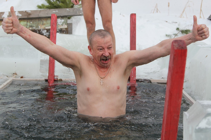 Каменцы окунаются в крещенские проруби, которые днем освятил епископ Мефодий. К воде одновременно пускают не больше 20 человек Каменцы окунаются в крещенские проруби, которые днем освятил епископ Мефодий. К воде одновременно пускают не больше 20 человек