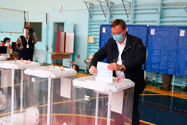 Герасимов в последний день выборов пришел проголосовать на свой избирательный участок. Надеется, что каменцы будут активны