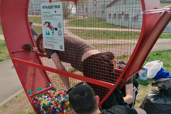 В помощь девочке с врожденной грыжей спинного мозга из Каменска-Уральского провели акцию по сбору пластиковых крышечек в сквере Тимирязева