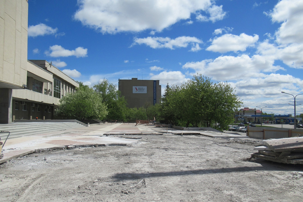 То, что забыли сделать 30 лет назад, выполнят сейчас: в Каменске-Уральском ремонтируют СКЦ и территорию вокруг него. Пока считают деньги….