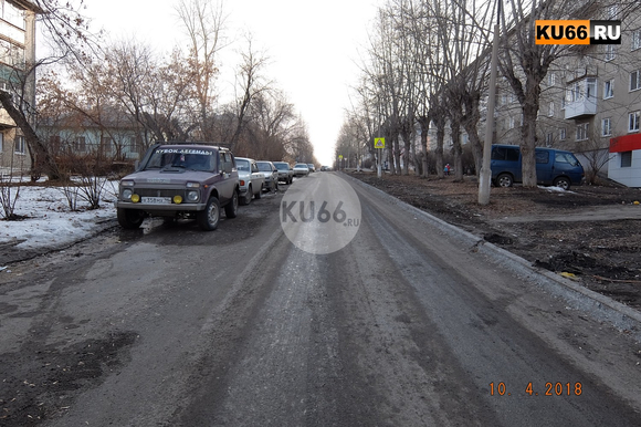 В Каменске-Уральском бордюры «растаяли» вместе со снегом. «Верхняя часть рассыпалась в пыль, торчат куски арматуры...»