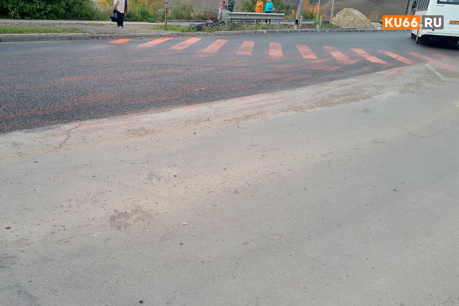 Житель Каменска-Уральского решил судиться с дорожниками из-за следов краски на автомобиле. «У меня нет лишних денег на автомойку!»