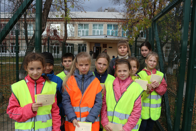 Школьники в Каменске проверили исправность автобуса, безопасность перевозок, посоветовали водителю менять шины и готовиться к холодам Школьники в Каменске проверили исправность автобуса, безопасность перевозок, посоветовали водителю менять шины и готовиться к холодам