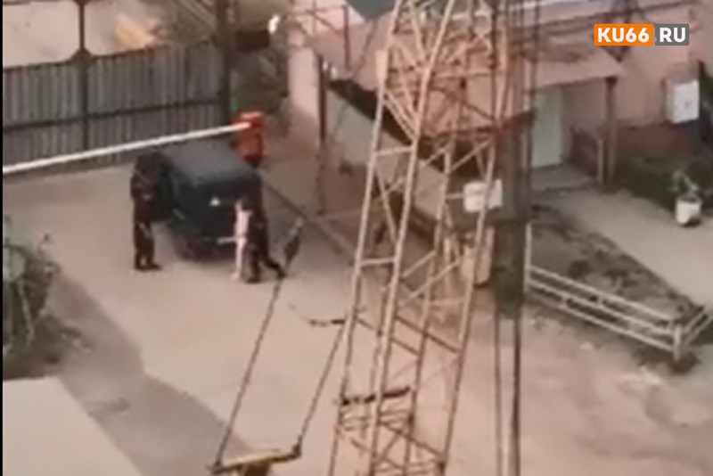 «Высокий, с бородой, без штанов». Несколько случаев, когда мужчины голыми бегали по городу, зафиксировали в Каменске-Уральском