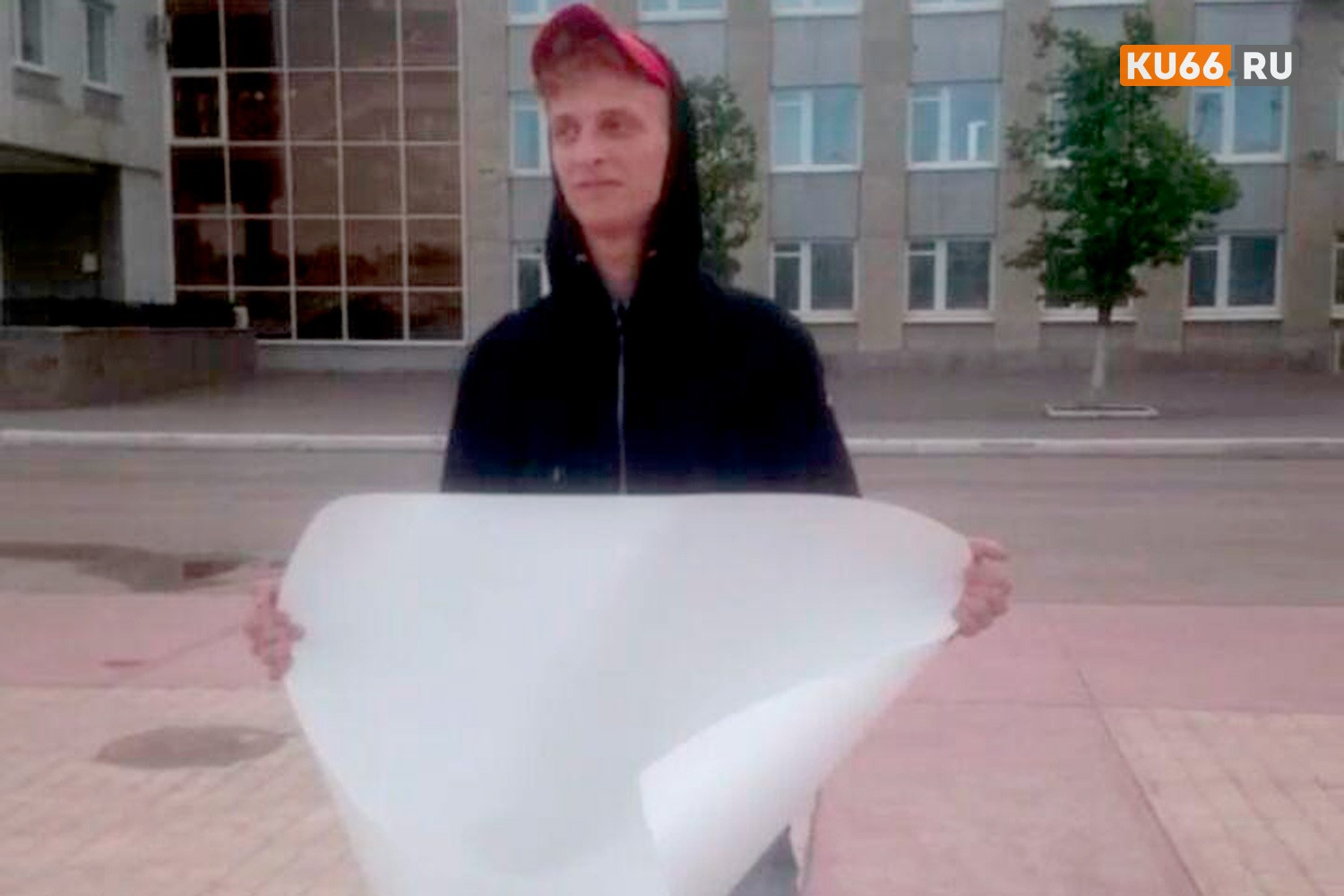 «Демократия в нашем городе жива». Молодой человек вышел на главную площадь Каменска-Уральского с пустым плакатом и спокойно простоял 20 мин.