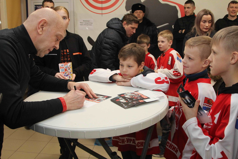 Жителям Каменска-Уральского показали Кубок Гагарина