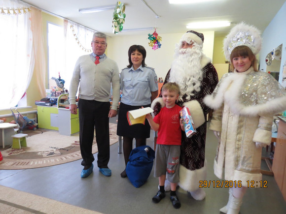 Полицейский Дед Мороз поздравил дошкольников с наступающим новым годом