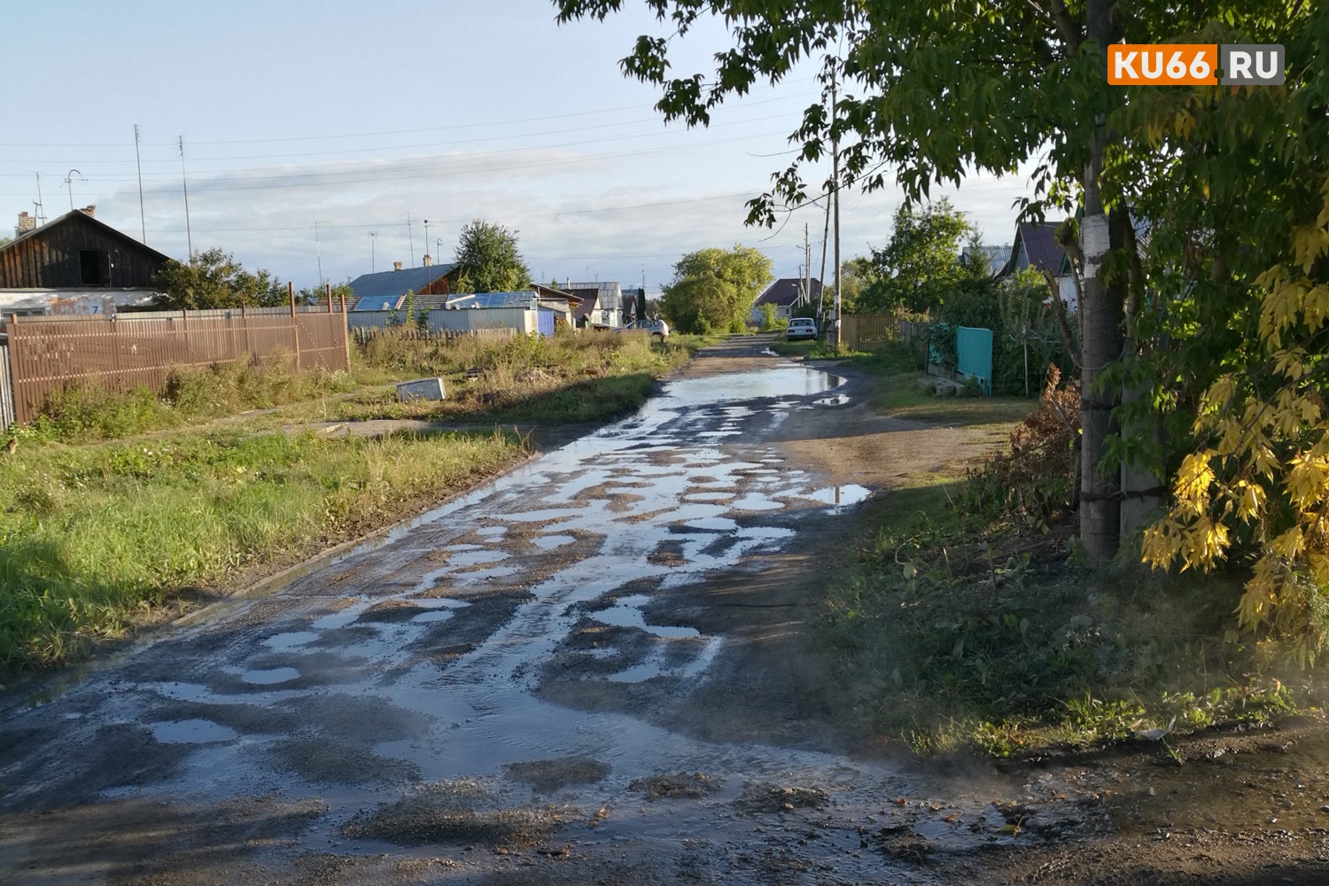 «Впереди похолодание, а у нас такая проблема». Жители Каменска-Уральского с ул. Ударников жалуются: бежит вода из прорванной трубы...