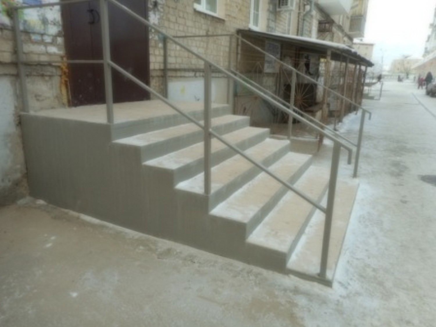 Коммунальщики похвастались «обновками» у двух домов в Каменске-Уральском. Говорят, подобные работы уже выполнили не один десяток раз!