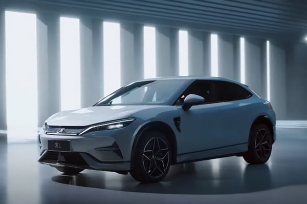 Россияне бросились скупать электромобили из-за повышения утильсбора | В России выросли продажи электромобилей из-за нового утильсбора