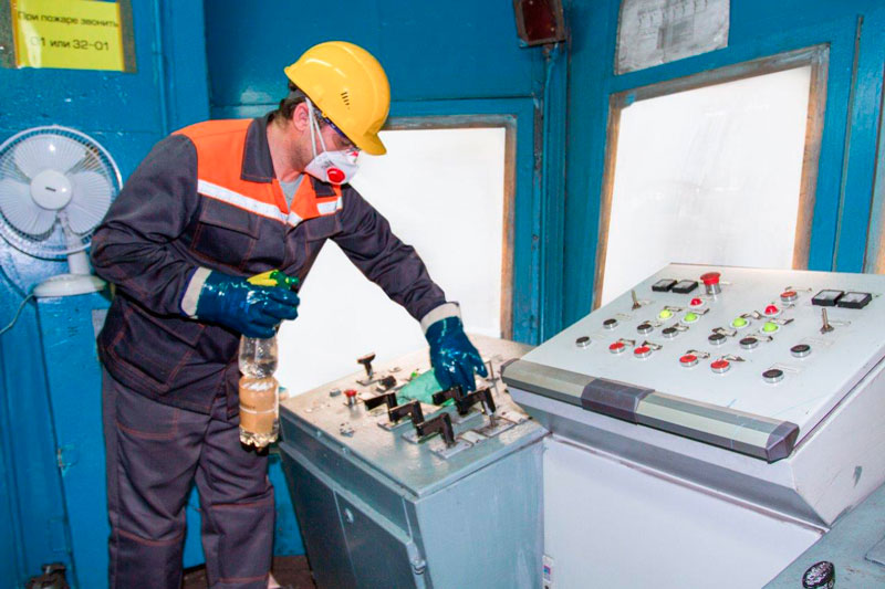 Маски, респираторы, дезинфекция. Непрерывная работа — не повод подвергать жизнь опасности: на СинТЗ активно борются с возможными вирусами