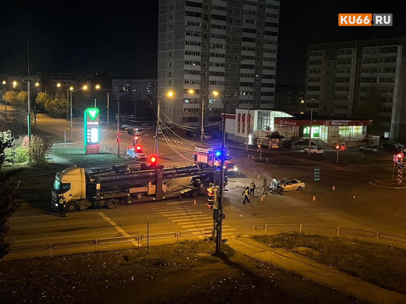 Рано утром в Каменке-Уральском пьяный водитель иномарки в ходе погони от ГИБДД протаранил автовоз