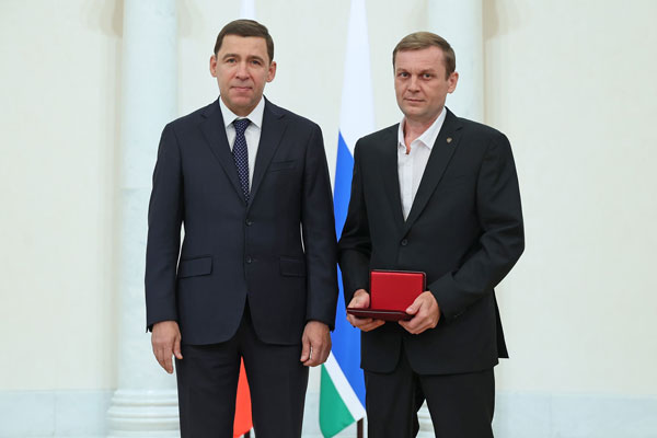 Пятеро работников СинТЗ ко Дню металлурга стали обладателями высокой государственной награды - звания «Заслуженный металлург РФ»