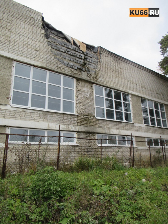 Спорткомплекс «Космос» в Каменске-Уральском планируют отремонтировать. Кровля здания и стены порядком износились