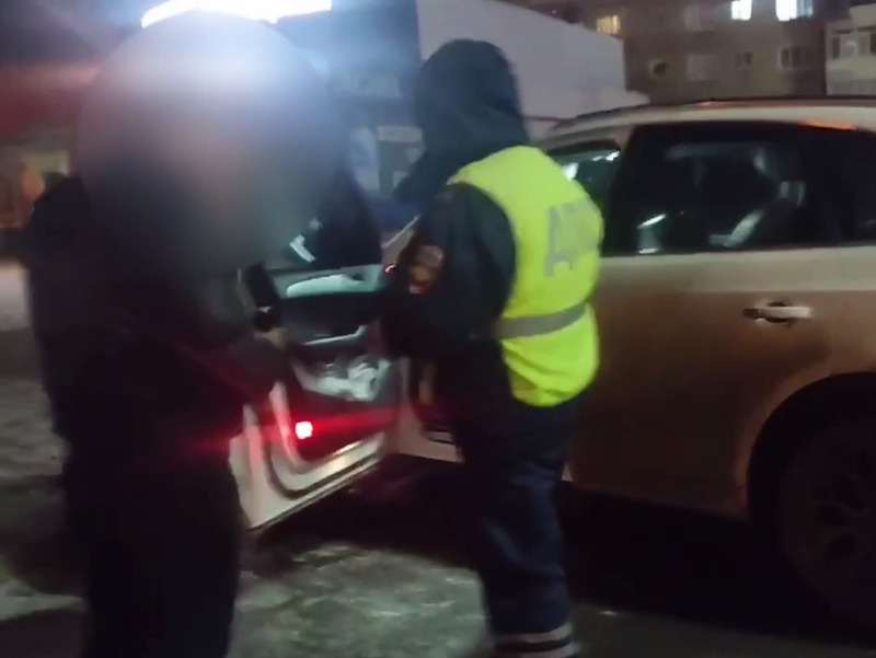 Водителя Audi Q5 наказали за дрифт перед стелой трудовой доблести Каменска-Уральского | На Урале наказали водителя Audi Q5 за дрифт перед стелой трудовой доблести