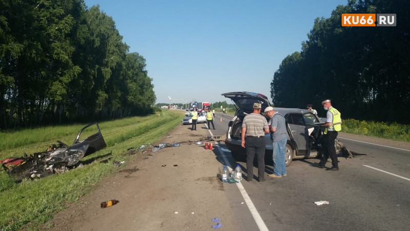 Под вечер на трассе за Каменском-Уральским в жестком ДТП погибли водитель и пассажир ВАЗ: легковушка на встречке столкнулась с кроссовером