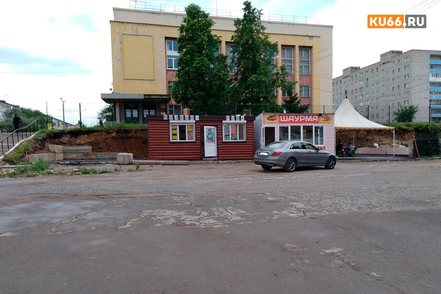 Пока без подробностей: в киоске «Шаурма» в Каменске-Уральском произошло ЧП с ножевым ранением в ногу. На место прибыли фельдшеры скорой