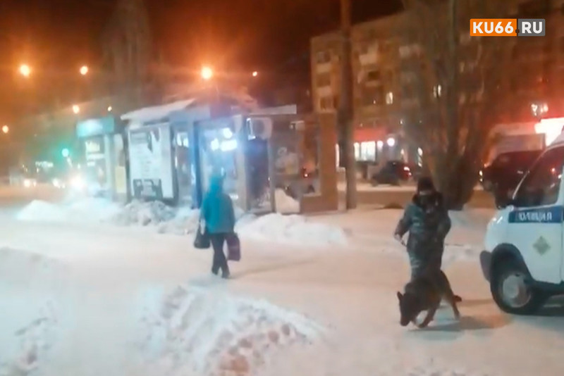 «Залетел мужчина, связал скотчем и бормотал: «Ненавижу Путина». Подробности нападения на павильон «ДеньгиСразу» в Каменске-Уральском