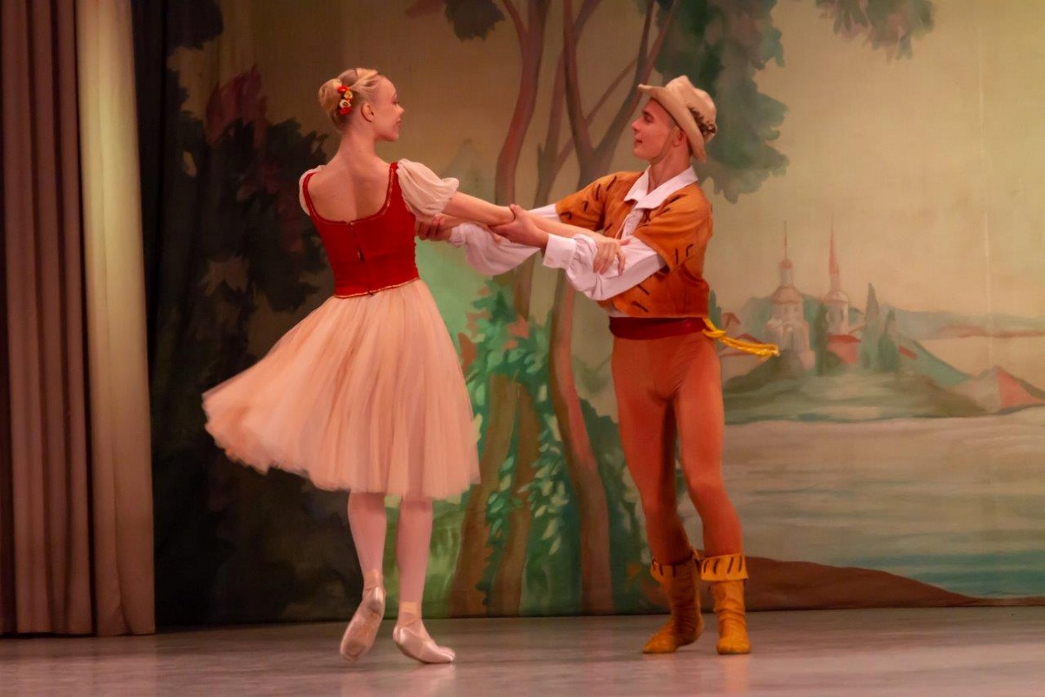 ТМК, БФ «Синара» и СинТЗ подарили юным каменцам билеты на балет