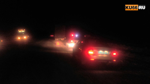 Инспекторы ГИБДД из Каменска-Уральского спасли дальнобойщиков из Латвии, фура которых заглохла на трассе и больше суток простояла на морозе