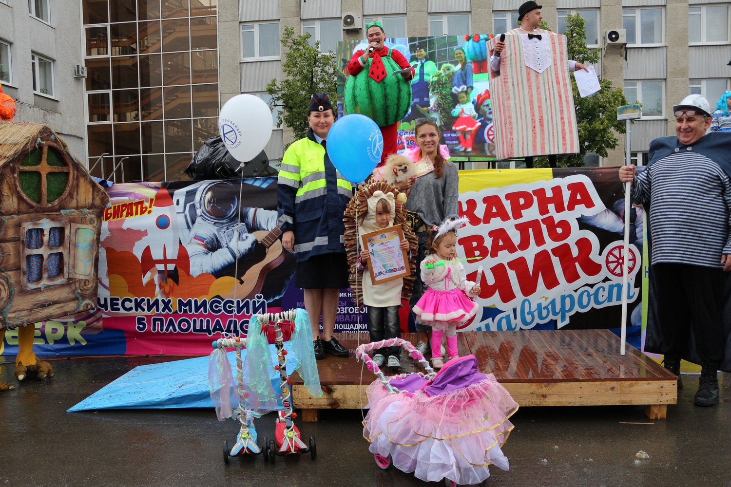 Лазали в патрульный автомобиль, примеряли бронежилет: как Госавтоинспекторы развлекали жителей Каменска-Уральского в День города