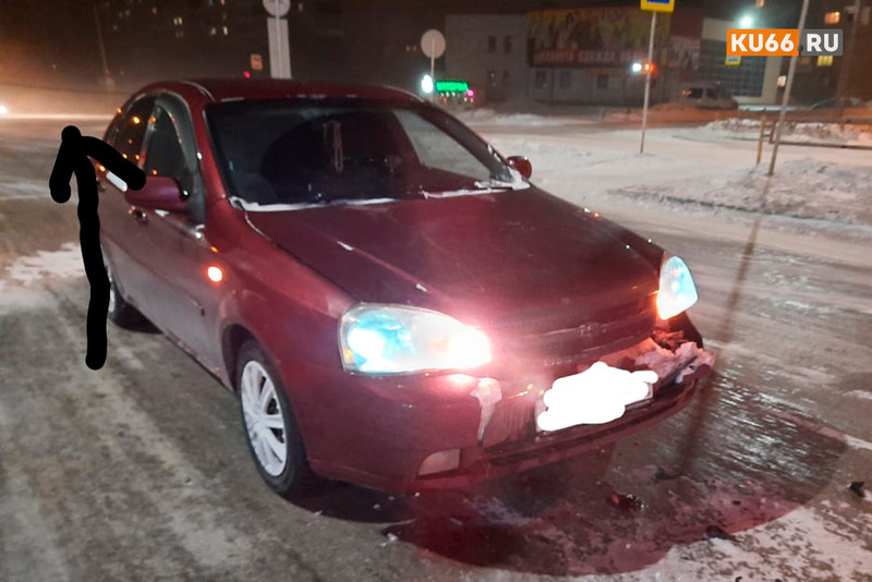 На перекрестке в Каменске-Уральском произошло ДТП из-за провисших проводов системы, которая фиксирует нарушения ПДД