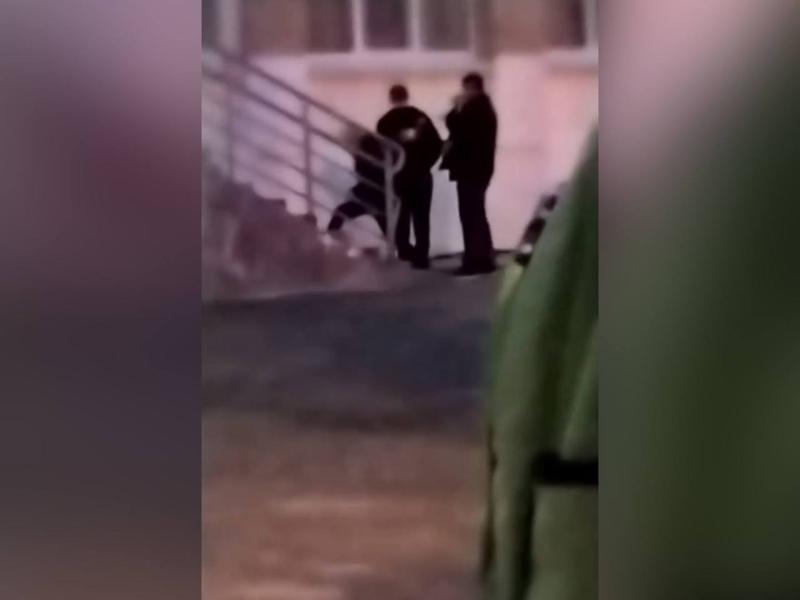 Пьяный мужчина ворвался в школу №31 Каменска-Уральского и поставил всех на уши — его задержали | Пьяный мужчина устроил переполох в школе №31 Каменска-Уральского