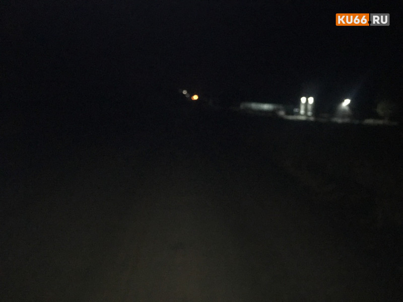 «Одни канавы да и темно». Жители поселка Солнечный под Каменском жалуются на то, что про них забыли. Освещение сделали на пол-улицы