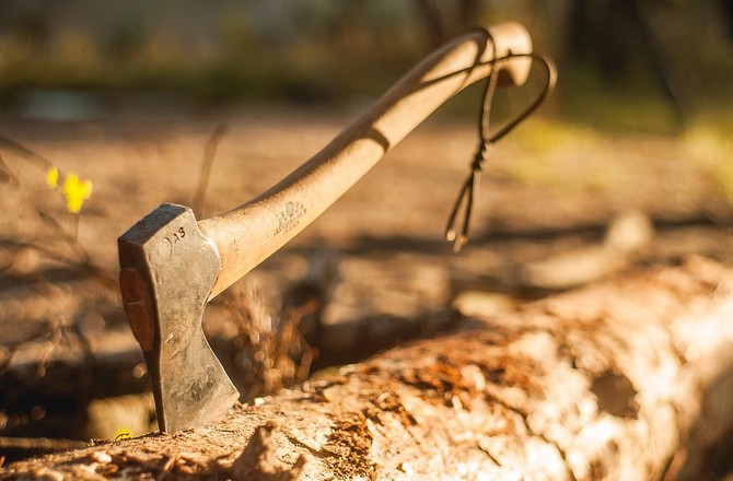 Под Тверью мужчина зарубил топором спящего друга, приняв его за другого человека