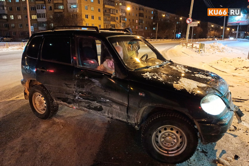 Водитель Chevrolet с ребенком в салоне поворачивал налево на перекрестке ул.Кирова и Кунавина в Каменске-Уральском и столкнулся с двумя авто