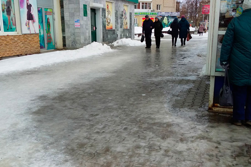 Чтобы не пополнить очередь в травмпункте: из-за особенностей погоды в Каменске-Уральском тротуары обледенели, но песок не помогает