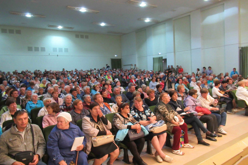 Сотни пайщиков КПК УР «Содействие» Каменска-Уральского встретились с управляющим, чиновниками и следователями. Что им делать дальше?